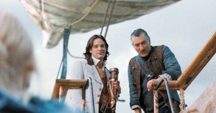Auf seiner wundersamen Reise trifft Tristan Thorn (Charlie Cox, l) auf Captain Shakespeare (Robert De Niro, r).