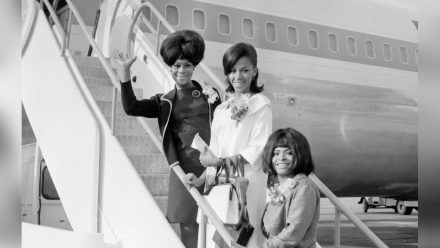 Drei Mitglieder von The Marvelettes: Wanda Young (re.) an der Seite von Katherine Anderson (Mitte) und Gladys Horton. (stk/spot)