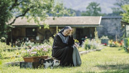 "Tatort: Wunder gibt es immer wieder": Die Nonnen - hier Schwester Barbara (Corinna Harfouch) - haben auch den Gefleckten Schierling im Klostergarten angepflanzt. (ili/spot)