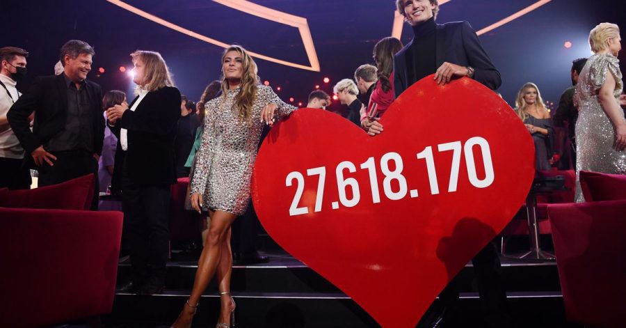 Sophia Thomalla und Tennisspieler Alexander Zverev dürfen die stolze Spendensumme präsentieren.