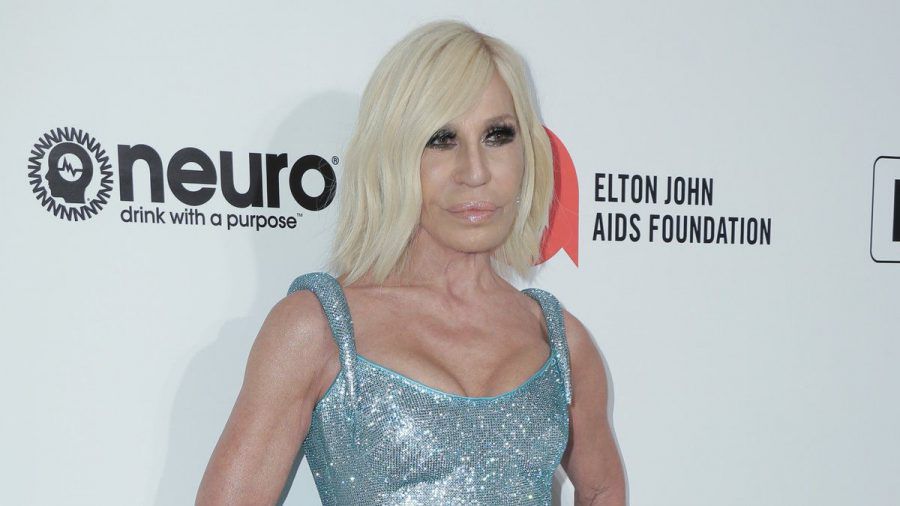 Donatella Versace erinnert in den sozialen Medien an ihren verstorbenen Bruder Gianni. (eee/spot)