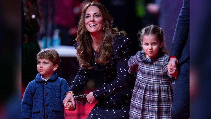 Herzogin Kate (M.) mit ihren beiden Kindern Prinz Louis (l.) und Prinzessin Charlotte auf dem roten Teppich. (wag/spot)