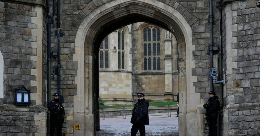 Polizisten bewachen das Tor von Schloss Windsor am ersten Weihnachtstag.