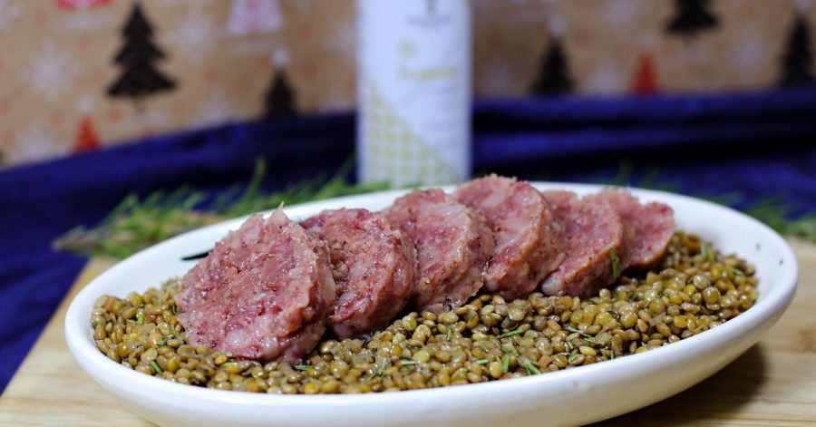 Ein Weihnachts-Klassiker in Italien ist «Cotechino mit Linsen». Die Kochwurst ist mit gehacktem Schweinefleisch gefüllt.