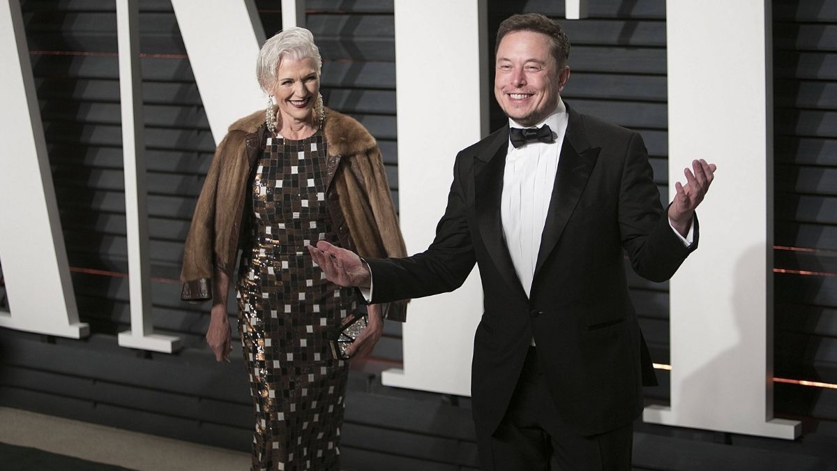 Elon Musk: Warum alle über seine megaheiße Mutter Maye (73) reden