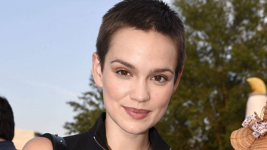 "Wunderschön": Emilia Schüle kritisiert mit neuem Film Social-Media-Welt