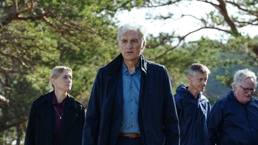 "Der Kommissar und das Meer: Woher wir kommen, wohin wir gehen": Kommissar Robert Anders (Walter Sittler, v.) und das forensische Team sind auf dem Weg zum Fundort einer Leiche. (cg/spot)