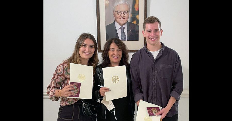 Jane Lew (m.) und ihre Kinder Saul und Anna mit ihrem deutschen Pass.