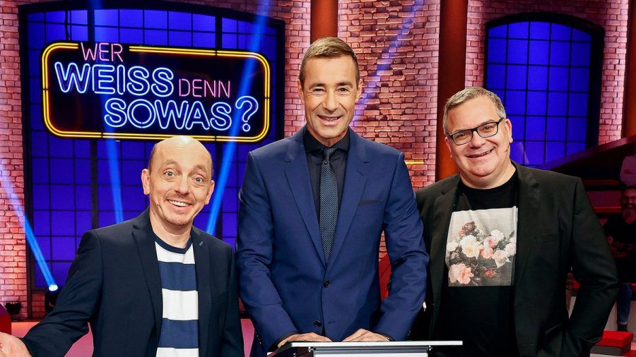 "Wer weiß denn sowas XXL": Moderator Kai Pflaume (m.) und seine Rateteam-Kapitäne Bernhard Hoëcker (l.) und Elton. (cg/spot)