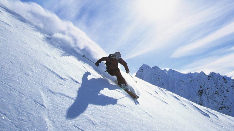Skifahren ist in der Saison 2021/22 ist wieder möglich - in Österreich und der Schweiz gelten jedoch unterschiedliche Regeln. (aha/spot)