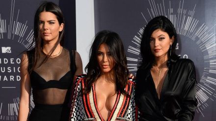 Von den Kardashians bis Lottie Moss: Die schönsten Bikini-Promis 2021