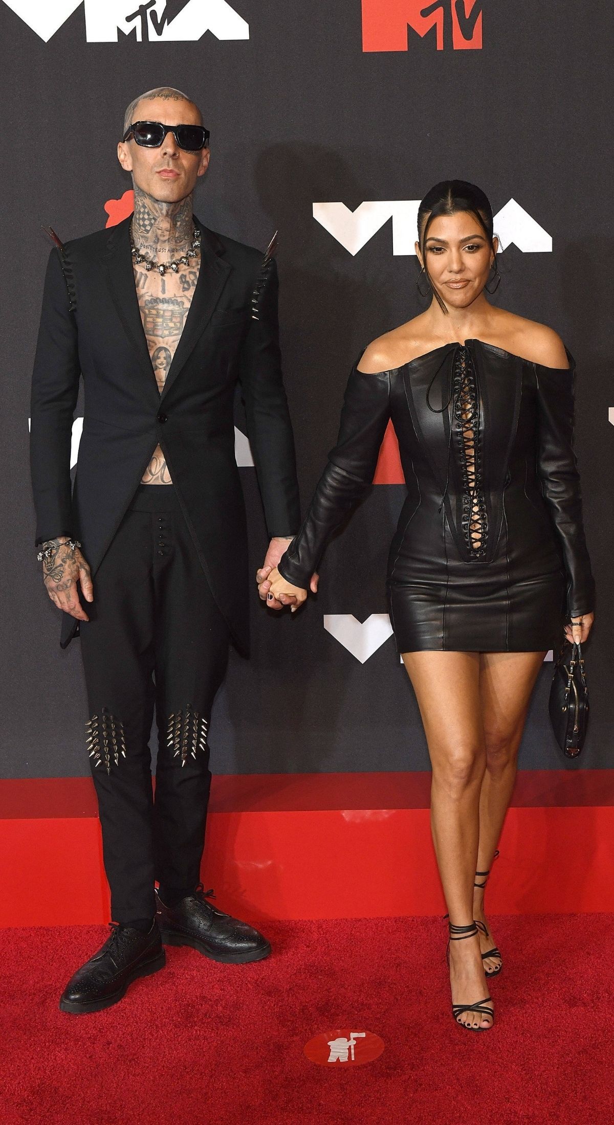 Kourtney Kardashian trägt einen Rammstein-Pullover!