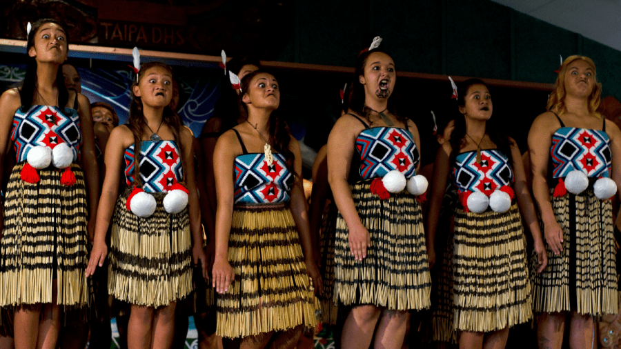 Krasses Maori-Tattoo: Neuseeländerin mit Kinn-Tattoo moderiert zur Top-Sendezeit