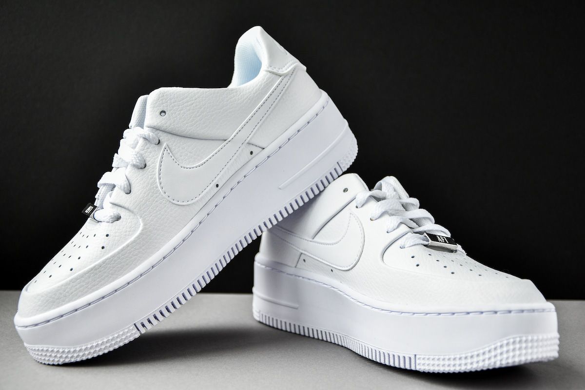 Angela Merkel bei Nike erwischt: Sie interessiert sich für das Modell "Air Force 1"