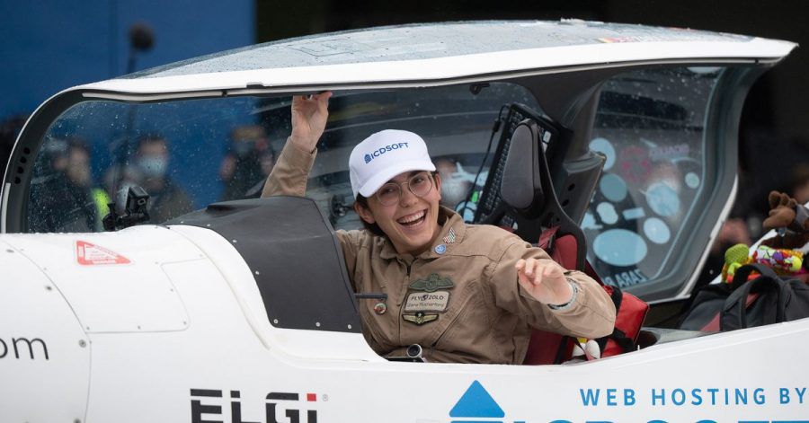Die Pilotin Zara Rutherford steigt aus ihrem Flugzeug des Typs Shark Aero in Frankfurt-Egelsbach.