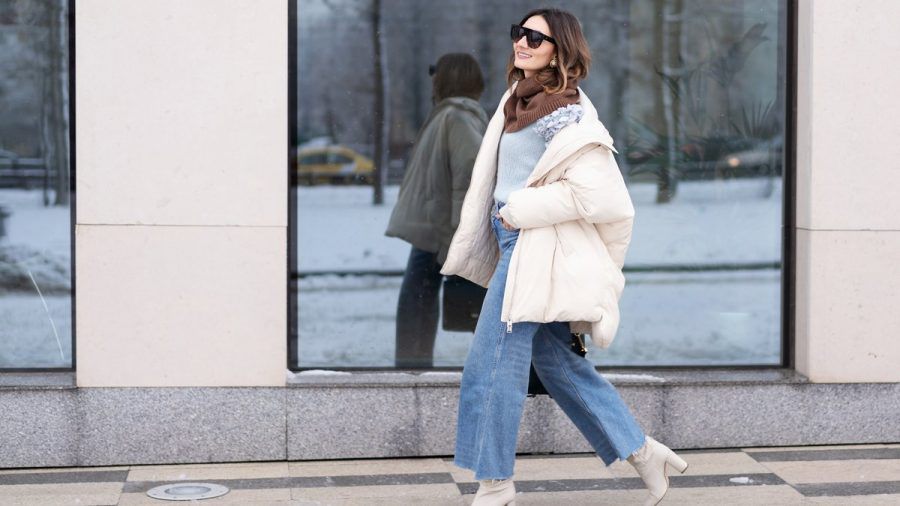 Puffer-Jackets samt Wide-Leg-Jeans steht derzeit hoch im Kurs in Sachen Fashion-Trends. (eee/spot)