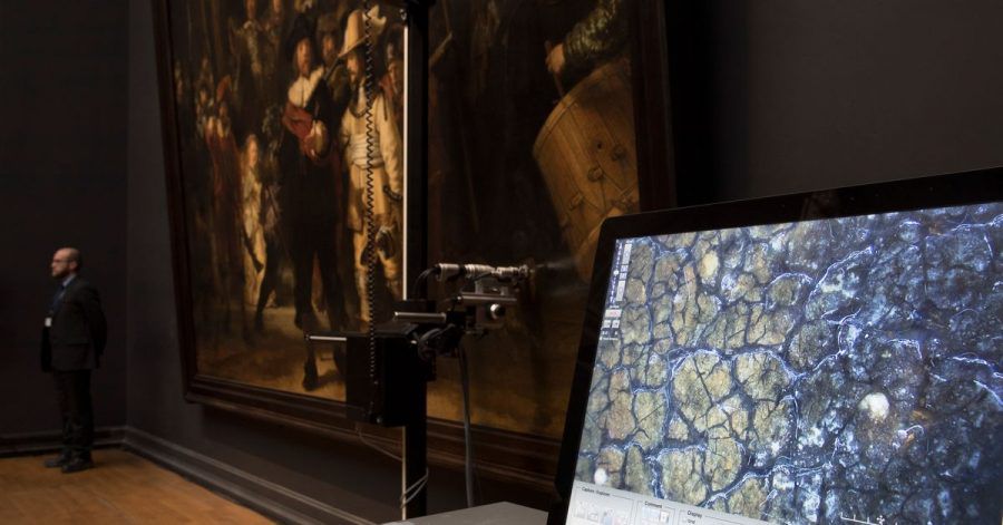 Eine 4x6 Millimeter großer Teil von   Rembrandts «Nachtwache» wird bei einem Digitalisierungsprozess auf einem Bildschirm abgebildet.