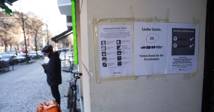 Ein Schild in Berlin weist Gäste auf die «2G»-Regel hin.
