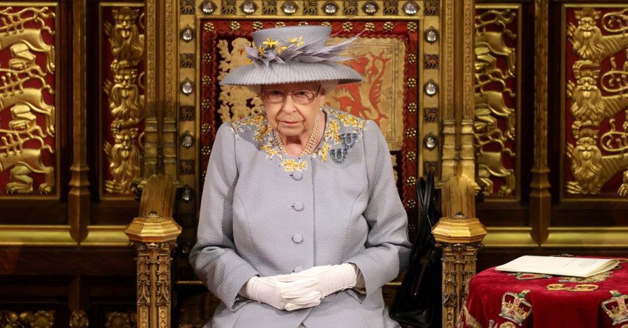 Königin Elizabeth II. hält eine Rede vom Thron im House of Lords im Londoner Palace of Westminster.