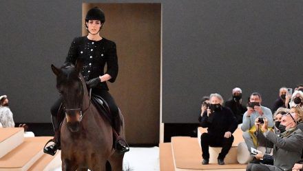 Charlotte Casiraghi eröffnet die Chanel-Show auf einem Pferd. (eee/spot)
