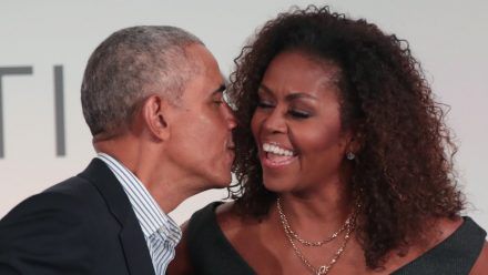 Ein Küsschen zum Ehrentag: Barack Obama gratuliert seiner Michelle via Twitter zum Geburtstag. (dr/spot)