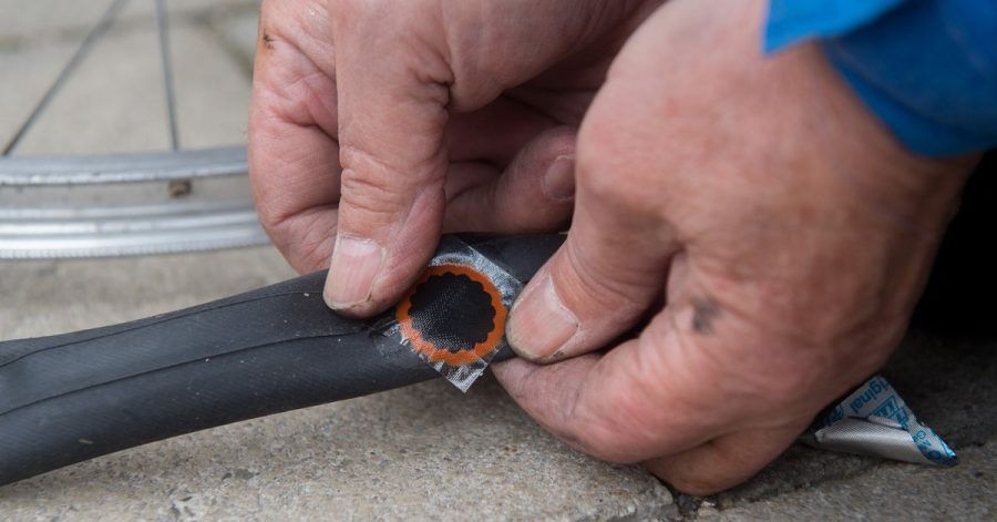 Ein Pflaster für den Schlauch: Die beschädigte Stelle wird mit einem Flicken beklebt.