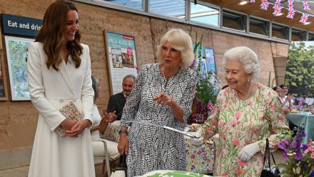Herzogin Kate, Herzogin Camilla und die Queen im Juni 2021 in Cornwall. (jom/spot)