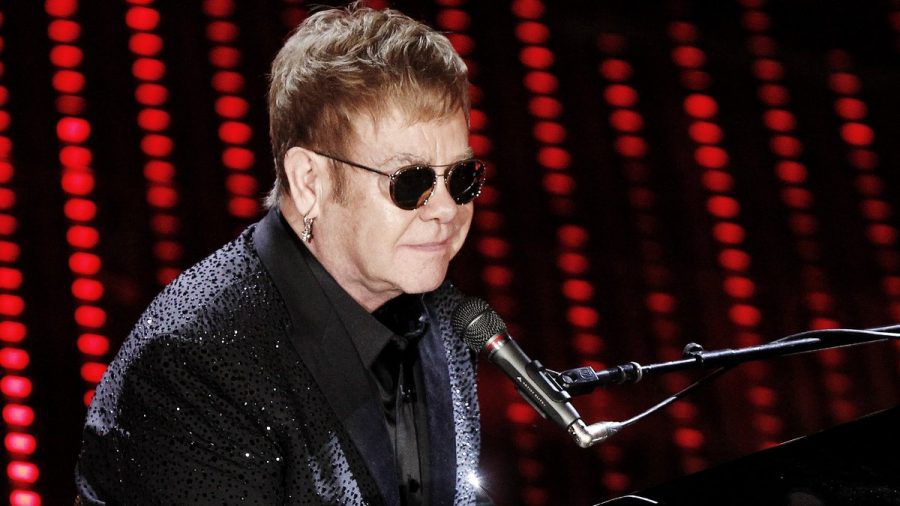 Elton John fällt kurz nach seinem Bühnen-Comeback wieder aus. (wue/spot)