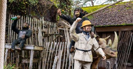 Eine Figur mit Tropenhelm steht gemeinsam mit zwei Affen-Nachbildungen und einer Nashorn-Nachbildung auf einer Insel der Attraktion «Dschungelfahrt» im Europa-Park. An den Rollenbildern aus der Kolonialzeit hatte es Kritik gegeben.