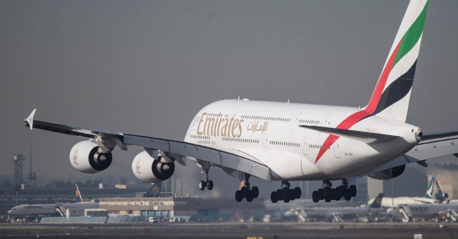 Ein Airbus A-380 von Emirates im Landeanflug auf den Frankfurter Flughafen.