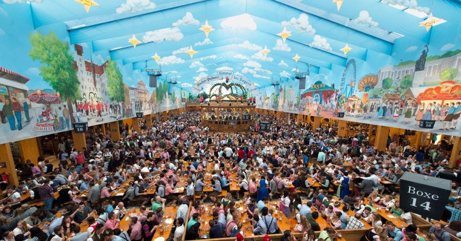 Menschenmassen: Wiesn-Besucher feiern 2016 im Hacker-Festzelt auf dem Oktoberfest.
