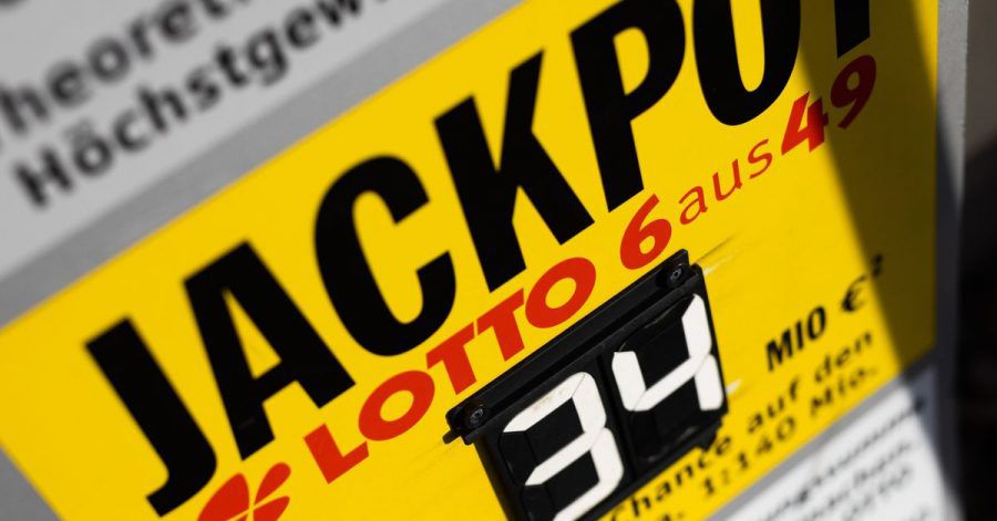 Ein Schild vor einer Lotto-Annahmestelle weist auf den aktuellen Jackpot von 34 Millionen Euro hin.