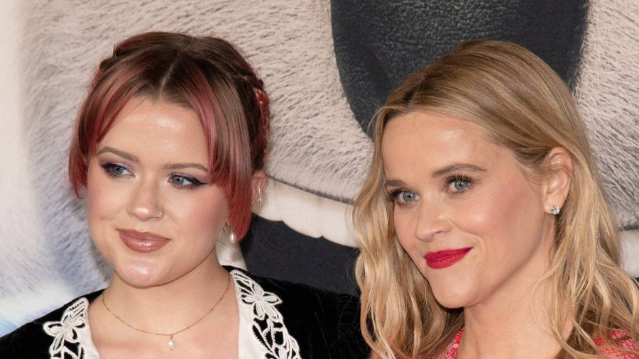 Ava Phillippe (l.) mit ihrer Mutter Reese Witherspoon im Dezember 2021. (dr/spot)