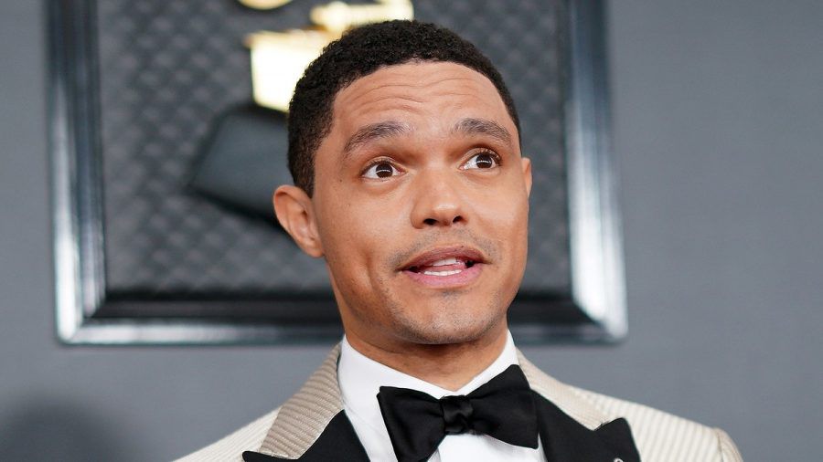 Der Moderator Trevor Noah wird im April durch die Grammy-Gala führen. (wue/spot)