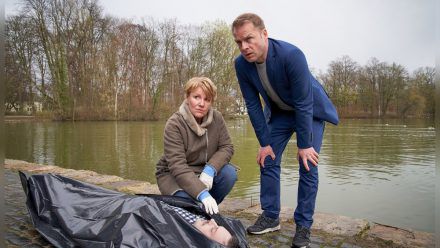 "Marie Brand und die Liebe zu viert": Die Ermittler Marie Brand (Mariele Millowitsch) und Jürgen Simmel (Hinnerk Schönemann) am Tatort. (cg/spot)