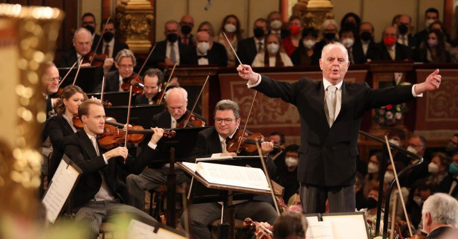Die Wiener Philharmoniker mit Dirigent Daniel Barenboim beim Neujahrskonzert im Großen Saal des Wiener Musikvereins.