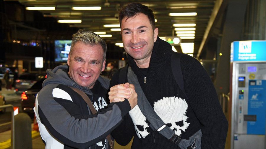 Lucas Cordalis (r.) mit Begleiter Peter Klein am Flughafen in Frankfurt am Main. (smi/spot)