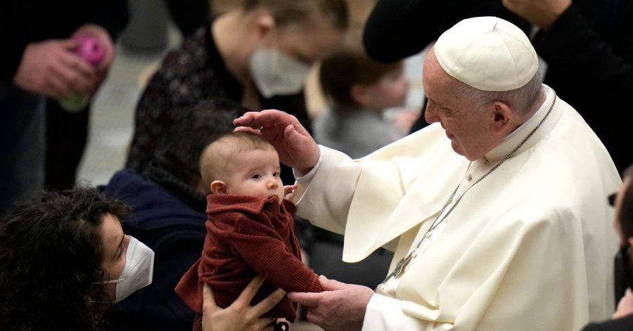 Papst Franziskus (r) bei seiner wöchentlichen Generalaudienz im Vatikan.