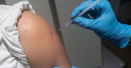 Ein großer Teil der empfundenen Impfreaktionen bei den Corona-Impfungen könnte einer Studie zufolge auf den sogenannten Nocebo-Effekt zurückgehen.