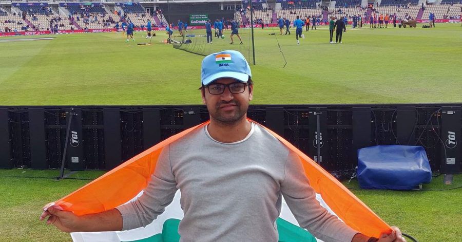 Kovid Kapoor mit indischer Flagge.