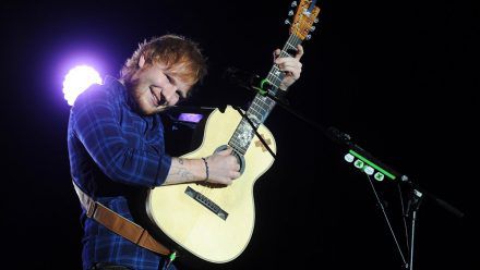 Ed Sheeran wird bei den Brit Awards 2022 auf der Bühne stehen. (eee/spot)