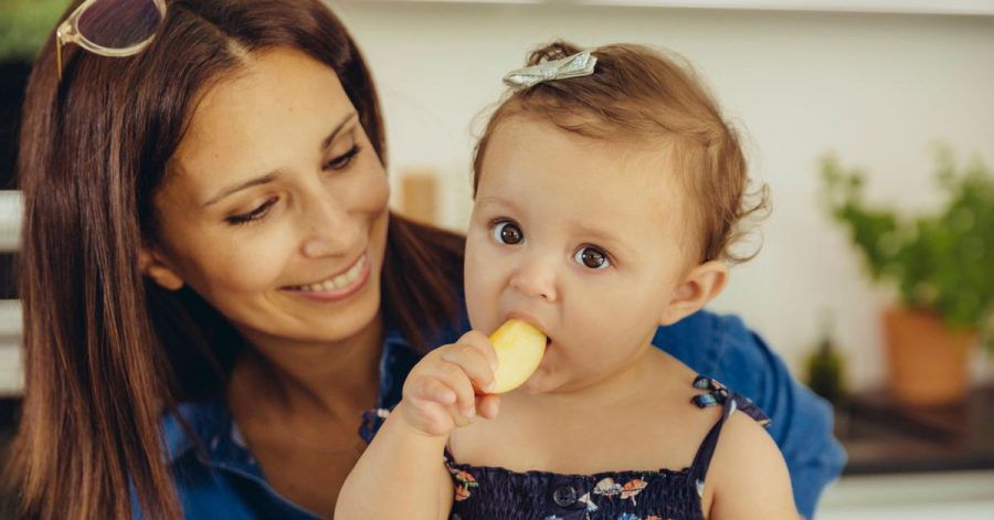Mehr ein Knabbern und Ausprobieren als echtes Essen: Babys erhalten nach einigen Monaten zur Milch die erste Beikost.