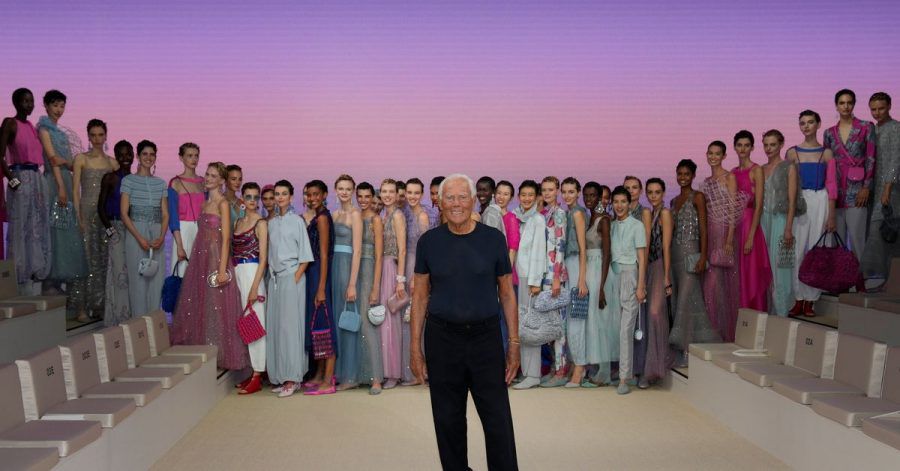 Giorgio Armani (m.) mit Models nach der Show der Frühjahr-Sommer-Kollektion 2022 im September 2021 in Mailand.