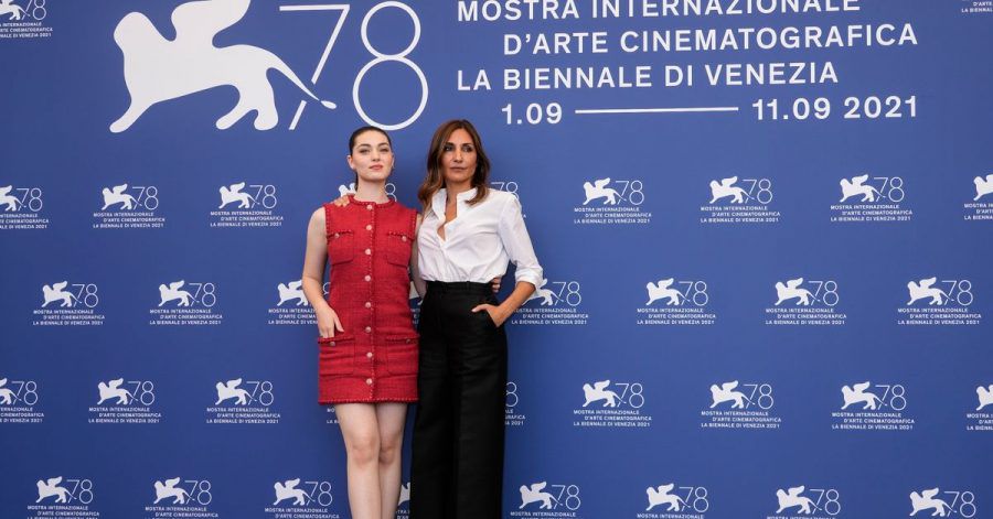 Anamaria Vartolomei (l) und Audrey Diwan in Venedig.