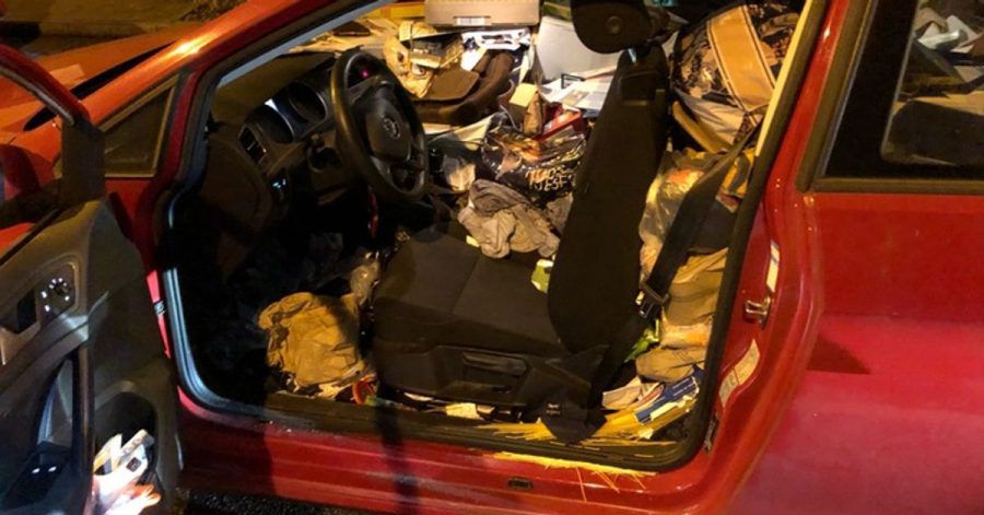 Das Auto war so vollgemüllt, dass der Fahrer kaum noch Platz zum sicheren Steuern hatte.