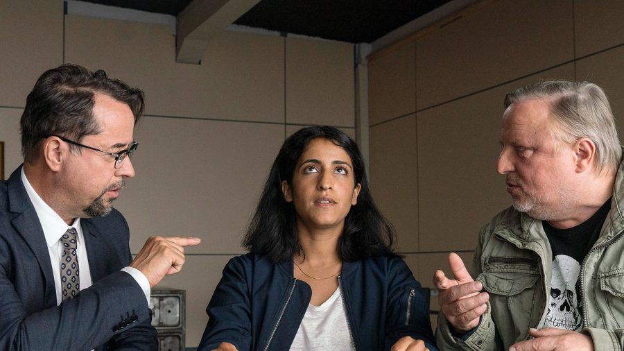 "Tatort: Des Teufels langer Atem": Annika Kröger (Banafshe Hourmazdi) hat genug von Boerne (Jan Josef Liefers) und Thiel (Axel Prahl, r). (dr/spot)