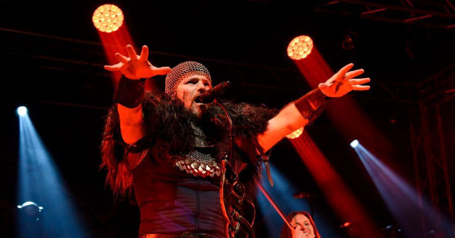 Die deutsche Mittelalter-Metal-Band Feuerschwanz hat es an die Spitze der deutschen Album-Charts geschafft.