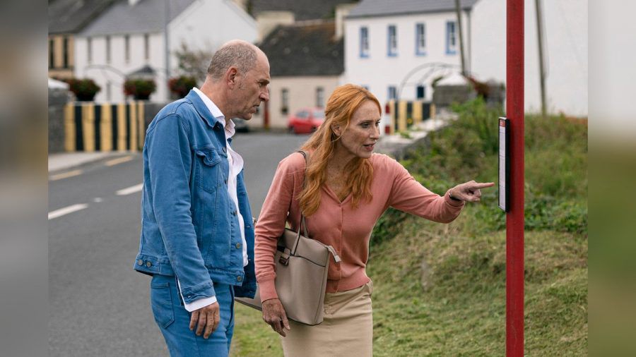 "Sprachlos in Irland": Connie (Andrea Sawatzki) und Max (Götz Schubert) machen einen Intensivsprachkurs in Irland. (cg/spot)