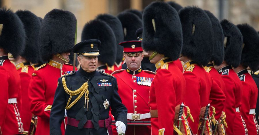 Prinz Andrew (M), Herzog von York, mit Regimentsmitgliedern der Grenadier Guards im Windsor Castle.