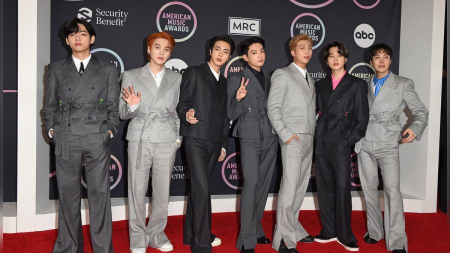Suga (2. v. li.), Jin (3. v. li.) und RM (3. v. re.) von BTS haben ihre Corona-Infektion überstanden. (aha/spot)